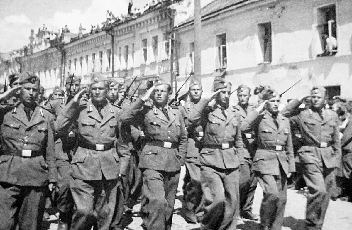 22 июня 1943 г парад роа в пскове. Власовцы год. Власовцы год. Власовцы год. Власовцы год.