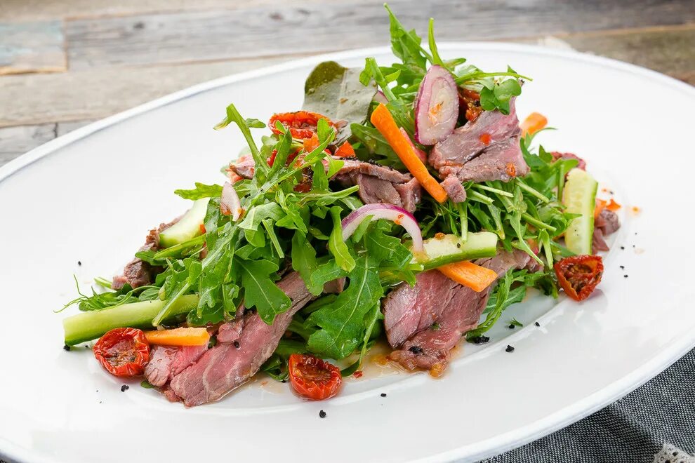 Ростбиф с рукколой. Ростбиф с рукколой. Салат с ростбифом ресторанная подача. Салат с ростбифом. Руккола с ростбифом.
