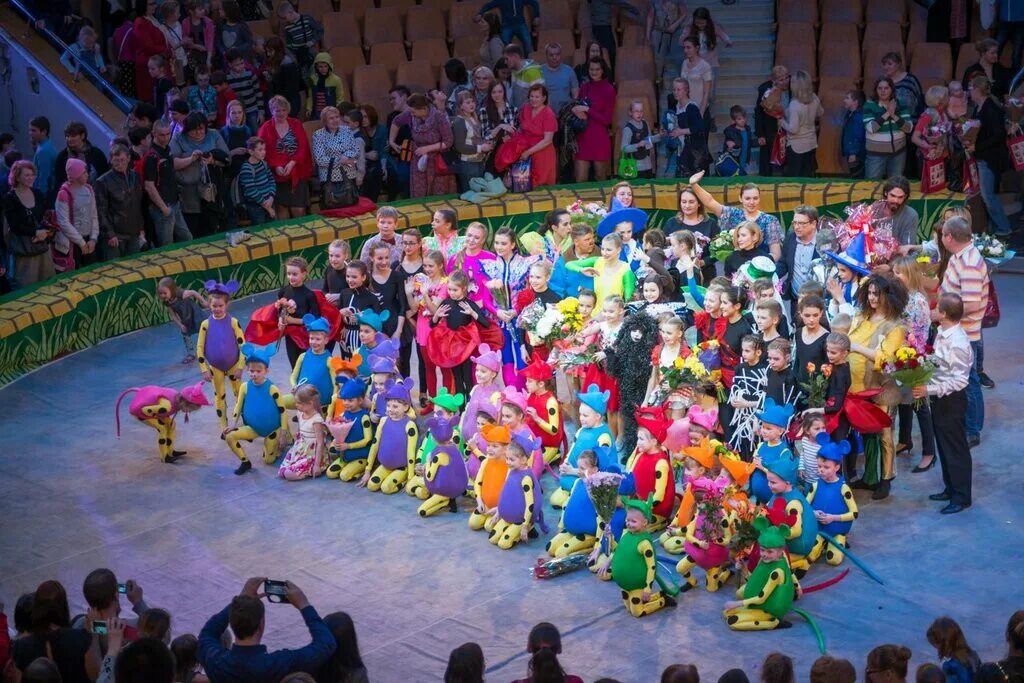 Арена цирка новокузнецк. Цирк какое центры. Цирк ростов-на-дону зал. Выступление акробатов в цирке. Цирк какое центры.