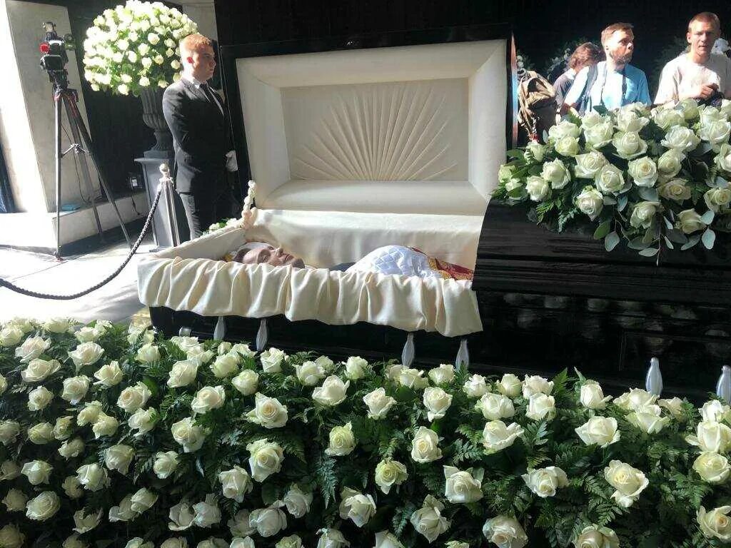 Причины смерти навального после вскрытия. Юра Шатунов похороны похороны. Прощание и похороны Юрия Шатунова. Похороны Юры Шатунова 2022.