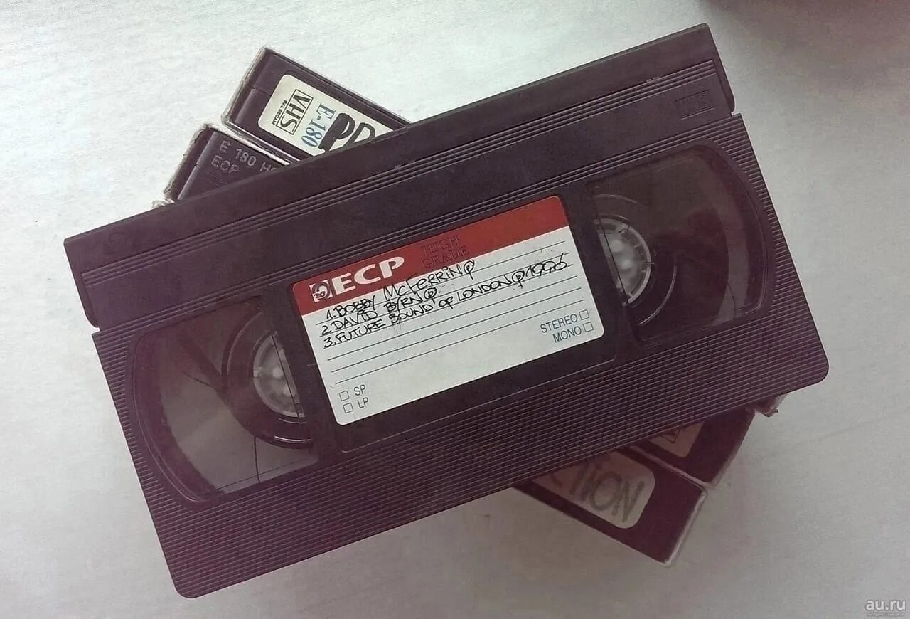 Кассеты для видеомагнитофона. VHS кассеты. Старые видеокассеты. Видеокассета VHS. Кассета для видеомагнитофона.