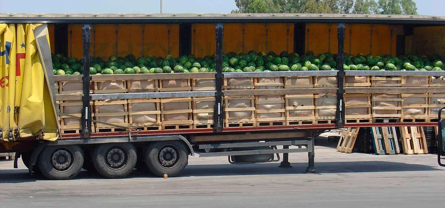 Перевозки грузов навалом. Машина для перевозки овощей. Транспортировка овощей и фруктов. Перевозка арбузов в фуре. Погрузка овощей в фуру.