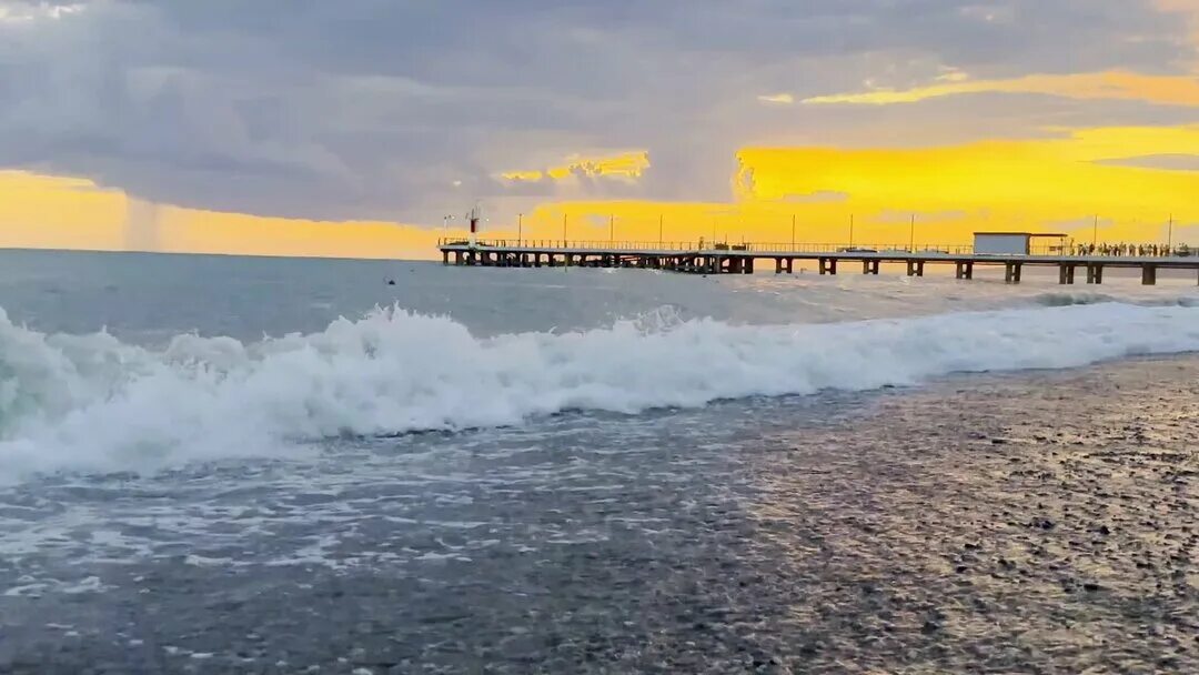 Температура воды в лазаревском сегодня. Сочи море. Море в Сочи сейчас. Море в Лазаревском сейчас. Лазаревское сейчас.