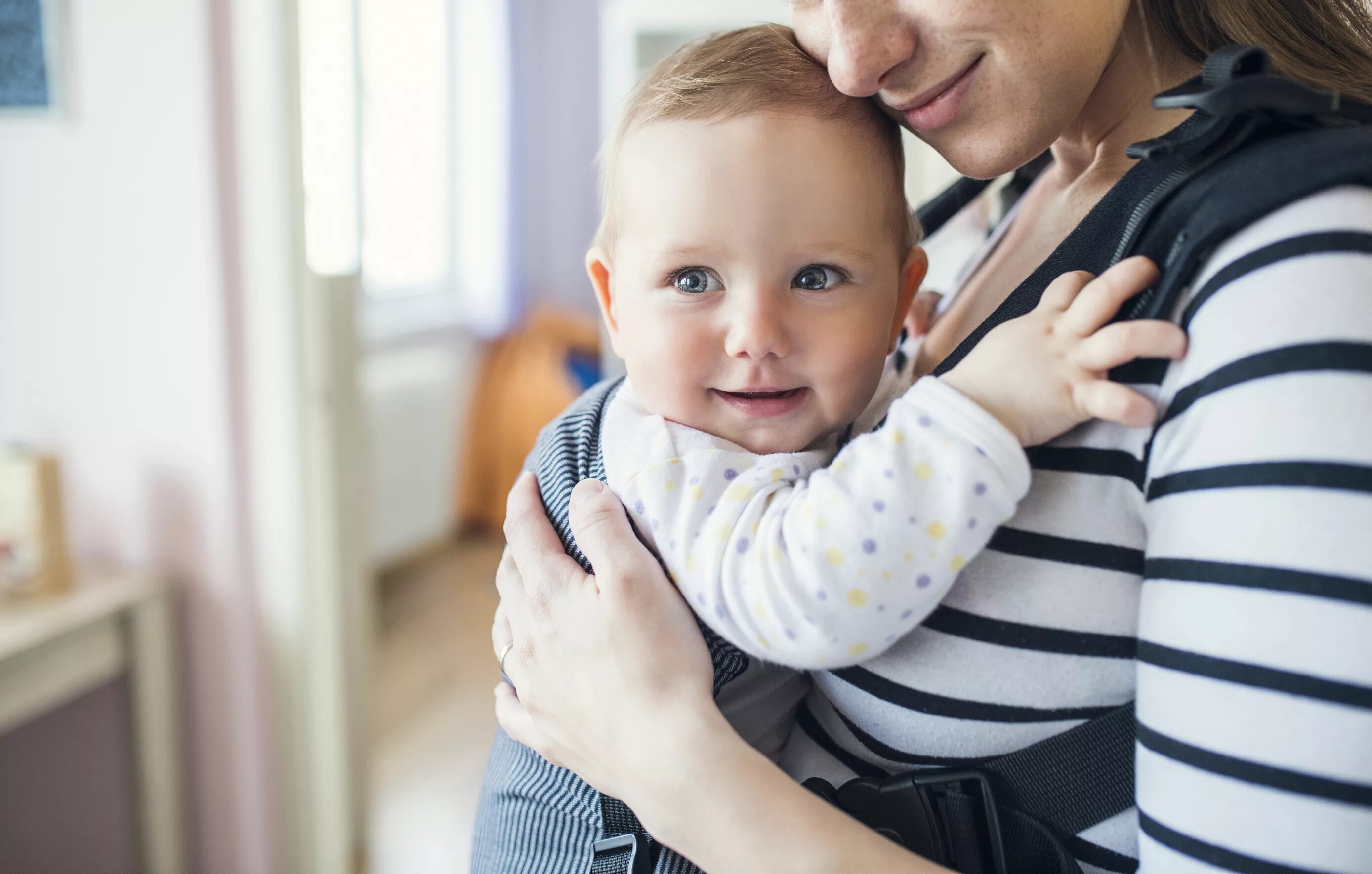 Стать родными. Усыновление ребенка. Ребенок и усыновитель. Семья с усыновленными детьми. Семья усыновителя это.