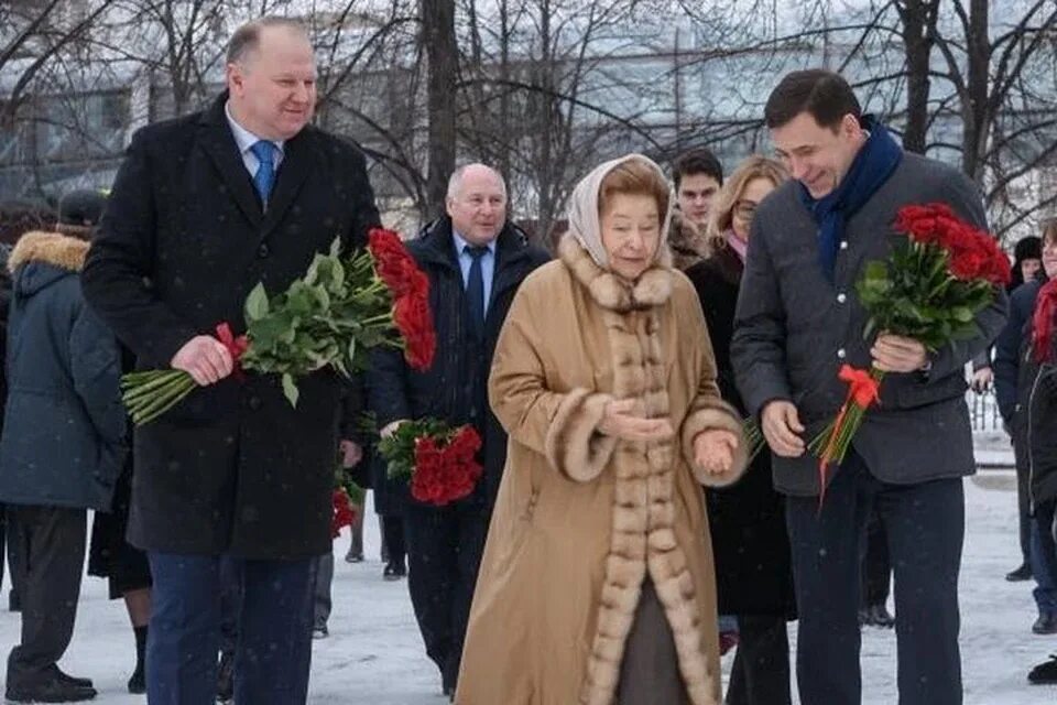 Все новости дня в россии. Наина Ельцина юбилей. Возлагает цветы Ельцин. Наина Ельцина в Ельцин центре.