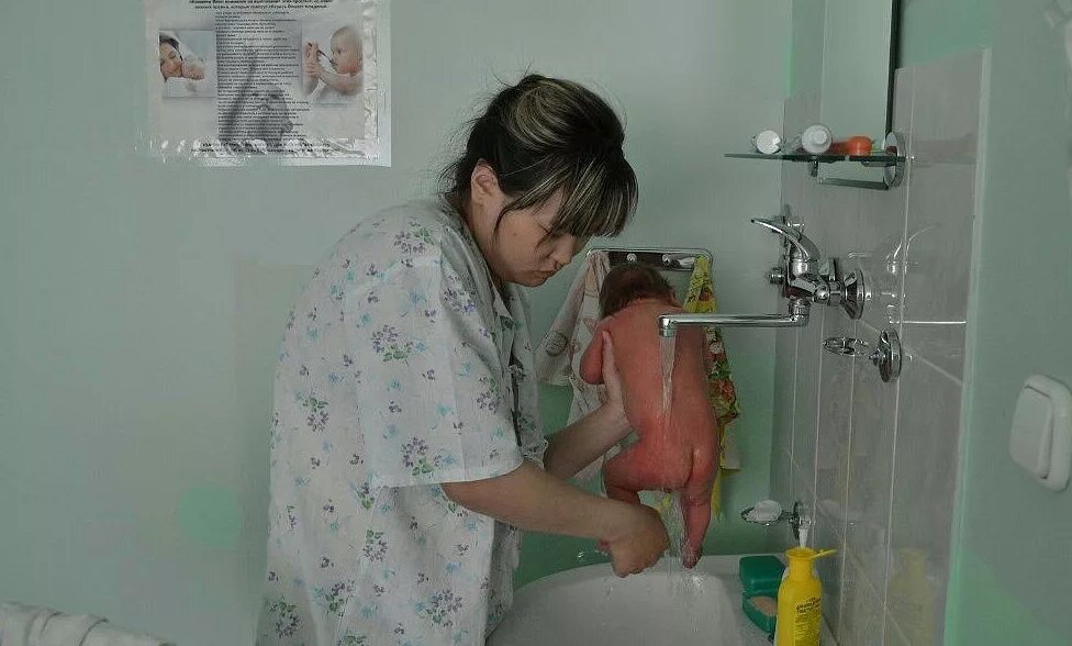Как мыть ребенка в роддоме. Как мыть ребенка в роддоме. Купание новорожденного под краном. Как мыть ребенка в роддоме. Подмывание новорожденного под краном.