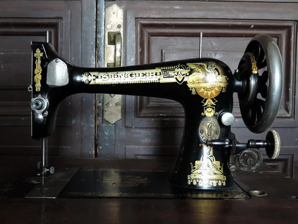 Сколько стоят старинные машинки. Швейная машинка Зингер 1906. Швейная машина Зингер раритет. Zinger швейная машинка ножная. Швейные машинки Зингер антиквариат.