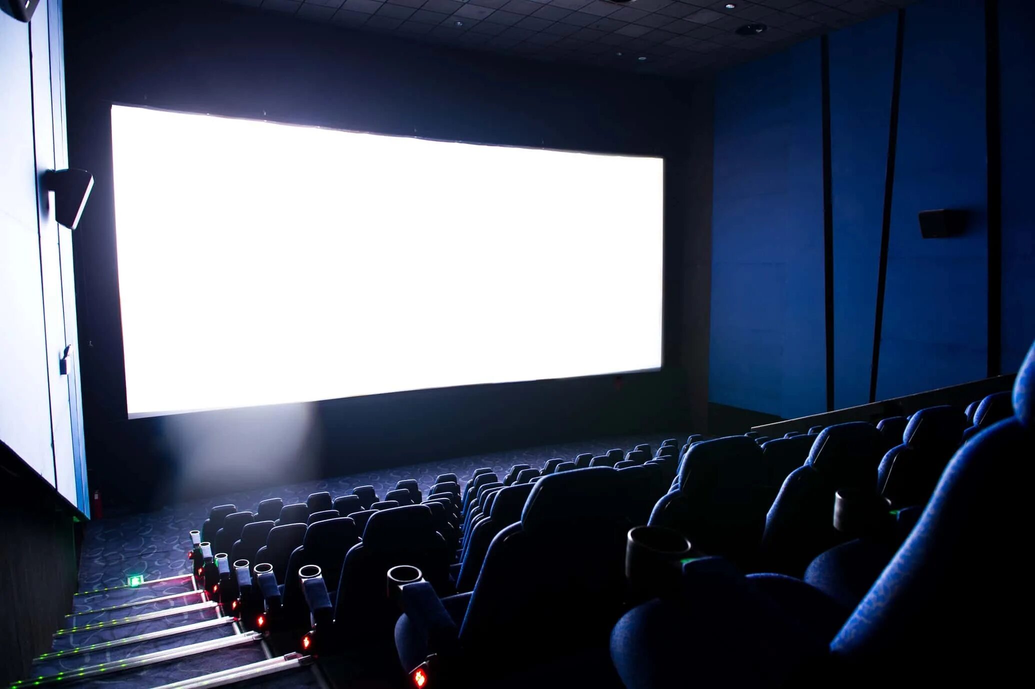 Бесплатный кинотеатр на телефоне. Экран кинотеатра. Зал кинотеатра. Кинотеатр в темноте. Пустой кинозал.