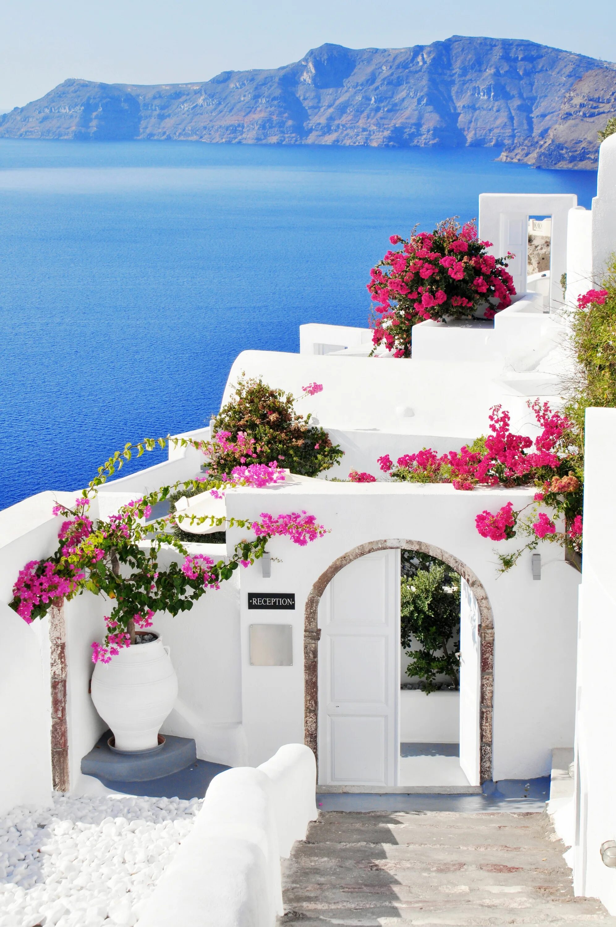 Красивая на греческом. Санторини Греция. Греческий остров Санторини. Санторини Ойя Греция. Арки Санторини Греция.