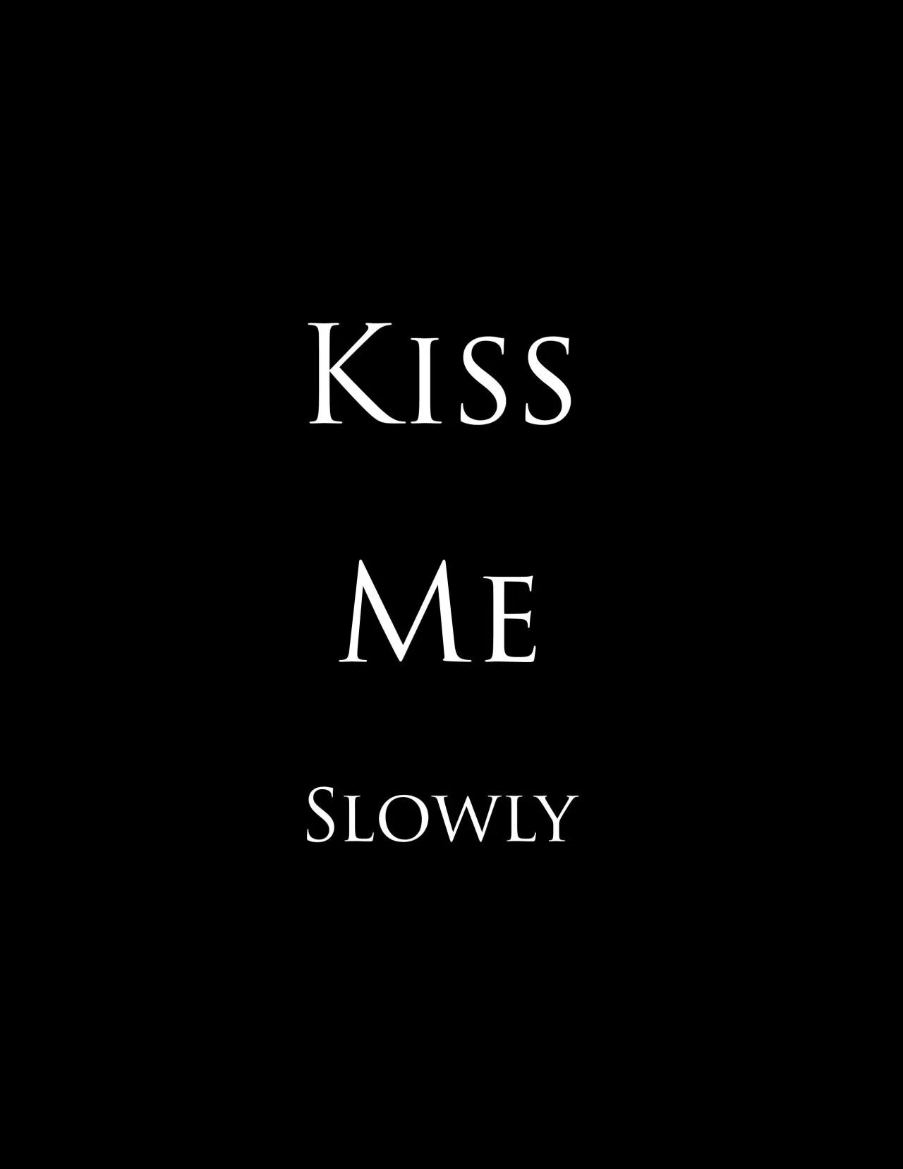 Надпись Kiss me. Обои Kiss me. Обои Kiss me на телефон. Kiss me на черном фоне. Kiss me slowed