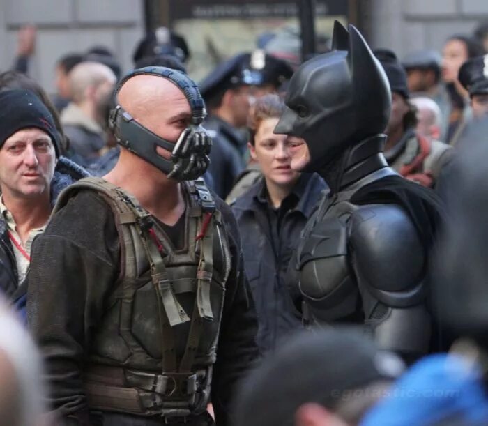 Возрождение легенды актер. Бэйн темный рыцарь возрождение съемки. кристиан бейл темный рыцарь возрождение. бэйн 2012 том харди съемки. бейн кристофера нолана.