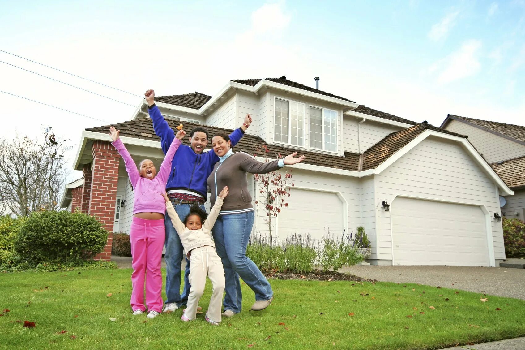 Купить дом молодой семье. Family House ЭМАКОМ. Семья на фоне дома. Семья в загородном доме. Счастливая семья в доме.