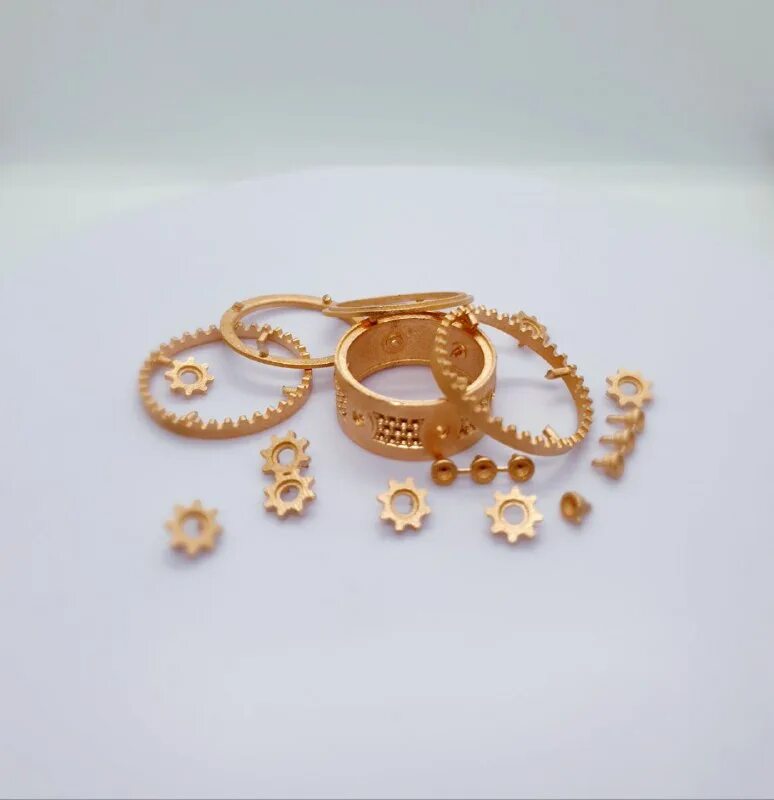 уронить кольцо на свадьбе. красивая бижутерия. украшения золото и серебро сочетание серьги. куча бижутерии. уменьшение кольца в размере с камнем.