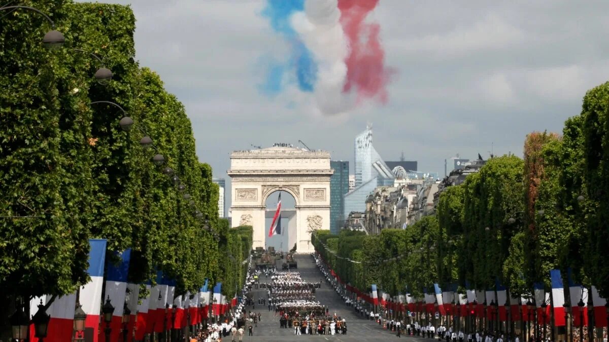 French celebration. Инсталляция ко Дню взятия Бастилии. Фото МИД Британии в день взятия Бастилии в Европе.