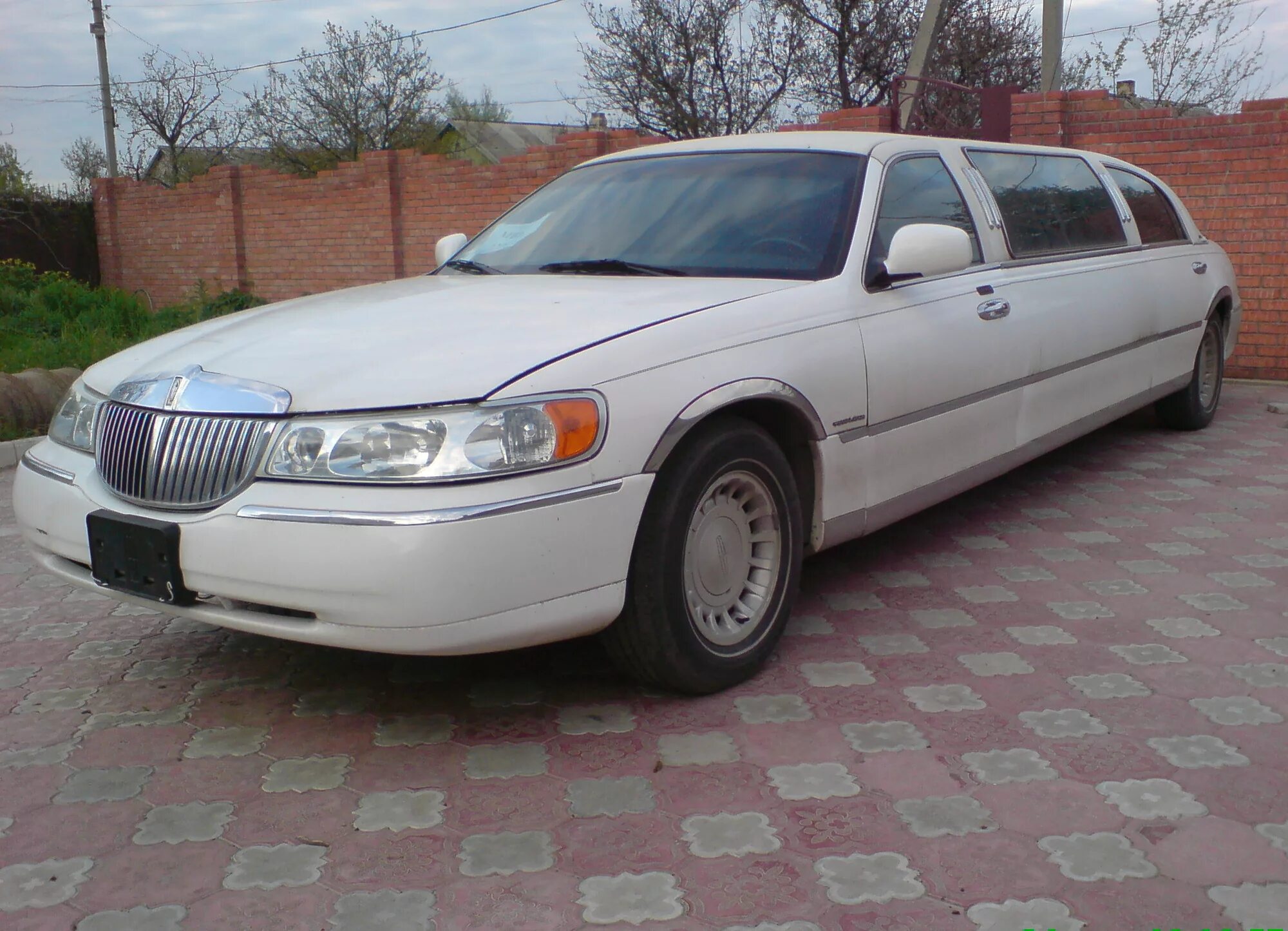 Town car 3. Линкольн Таун кар 3 поколение. Lincoln Town car 3 лимузин. Таун кар 2004 Линкольн лимузин. 1998 Lincoln Town car stretch Limousine.