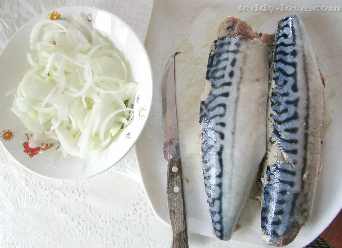 Скумбрия в рассоле дома. Селёдка малосольная скумбрия. Скумбрия селедка скумбрия скумбрия. Скумбрия соленая в рассоле. Скумбрия в рассоле.