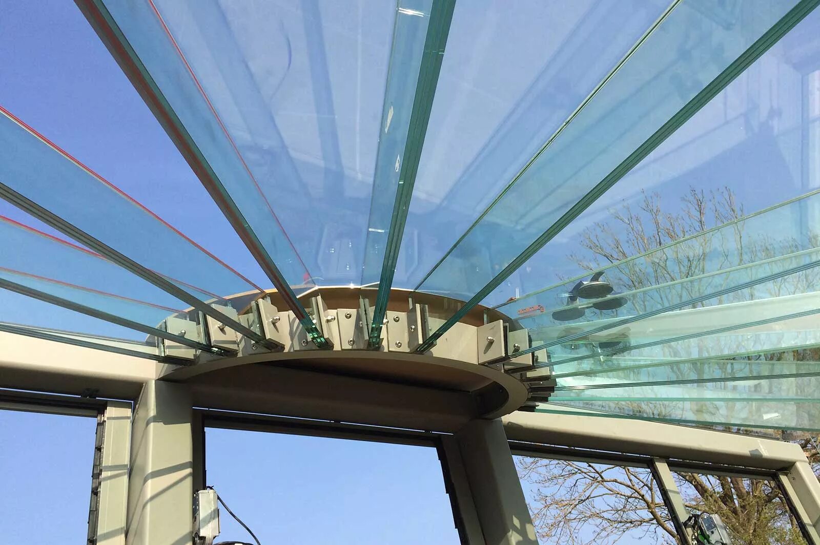 Стеклянные балки. Балки из стекла. Крыша из триплекса. Балки на стеклянной крыше. Glass beams mp3