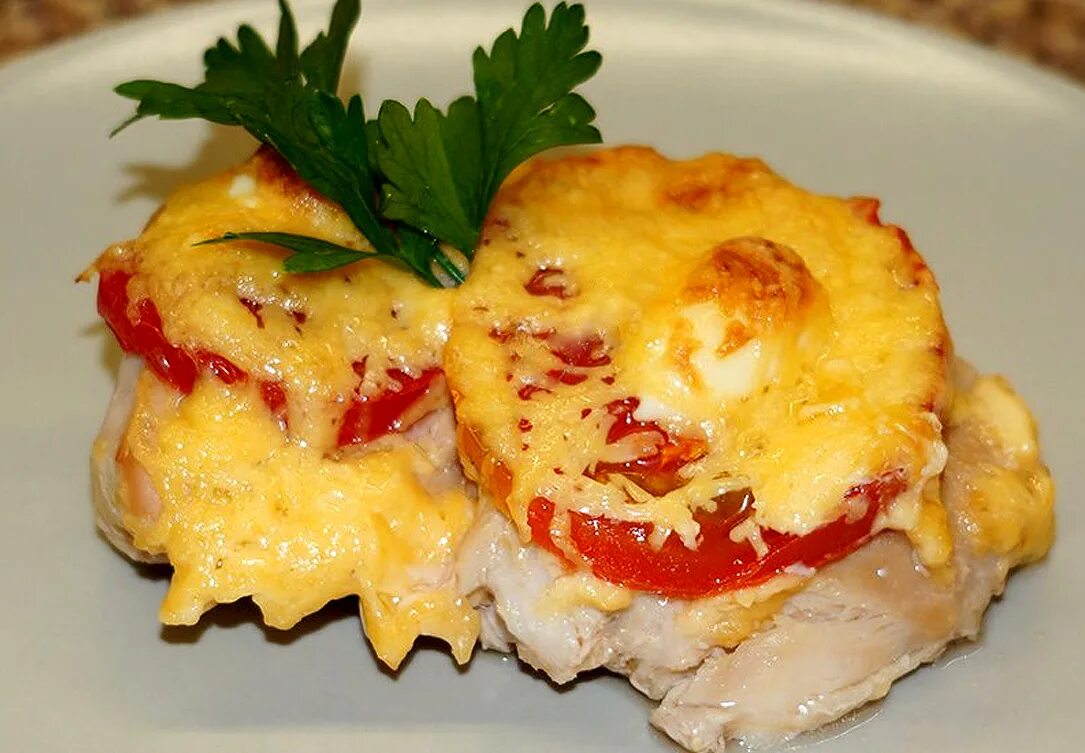 Сыр курочки. Отбивные из курицы в духовке с помидорами и сыром. отбивные из куриной грудки с помидорами и сыром. отбивная куриная грудка с помидорами и сыром в духовке. отбивные из куриного филе с помидорами и сыром.