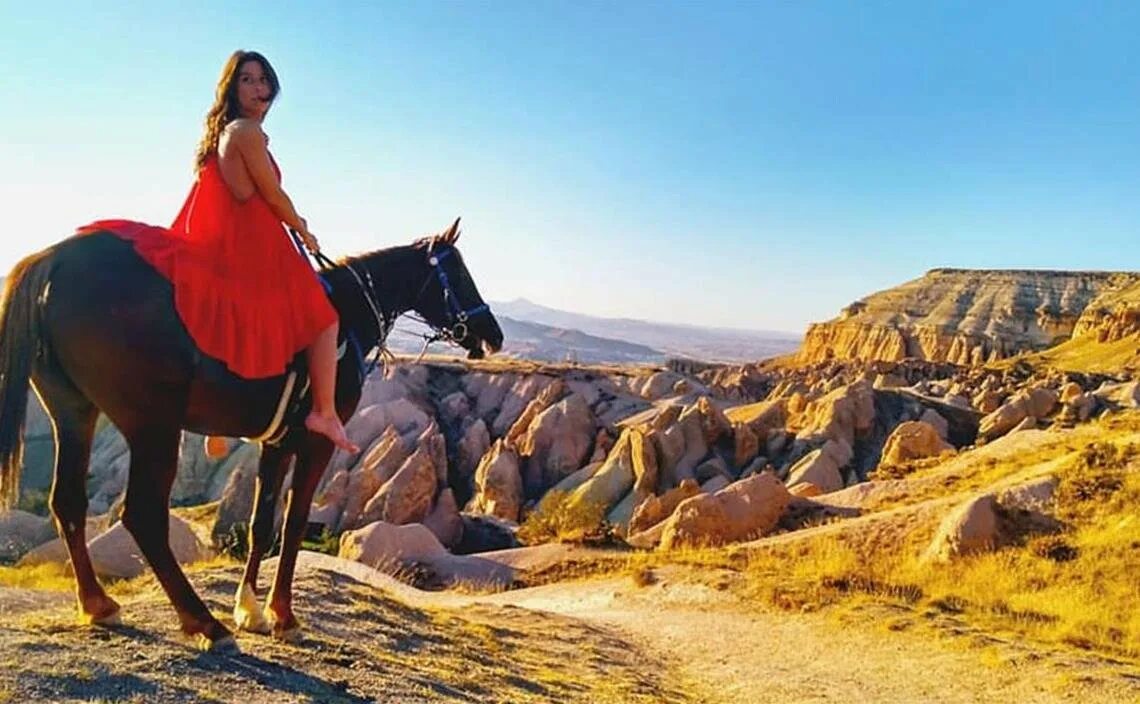 На коне в квартиру. Каппадокия Horse. Каппадокия Конная прогулка. Horse riding Cappadocia Cappadocia Horse riding. Сафари лошадей Каппадокия.