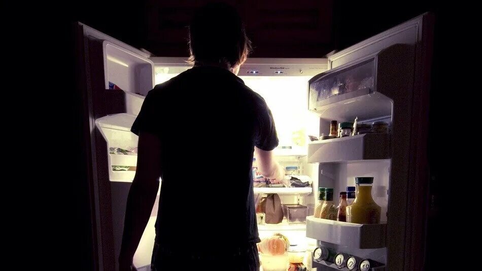 Холодильник в темноте. Холодильник ночью. Мужчина у холодильника. Парень у холодильника ночью.