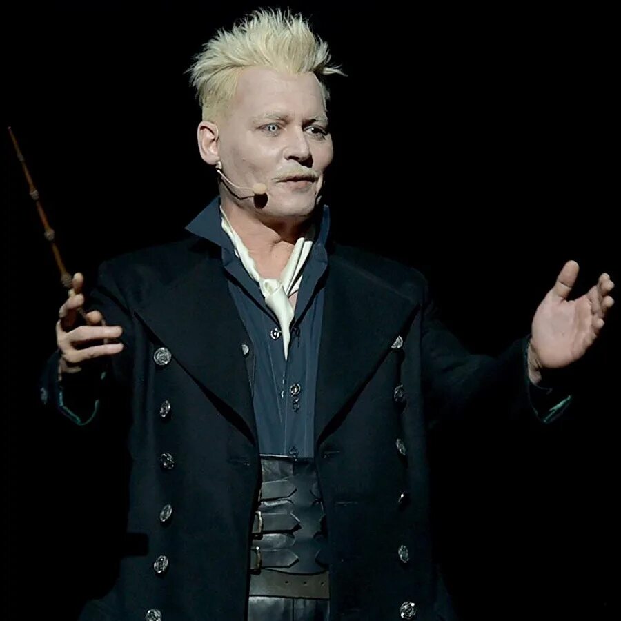 Геллерт гриндевальд джонни депп. Геллерт грин-де-вальда. Джонни депп гриндевальд. Пальто альбус гриндевальд. Джонни депп гриндевальд.