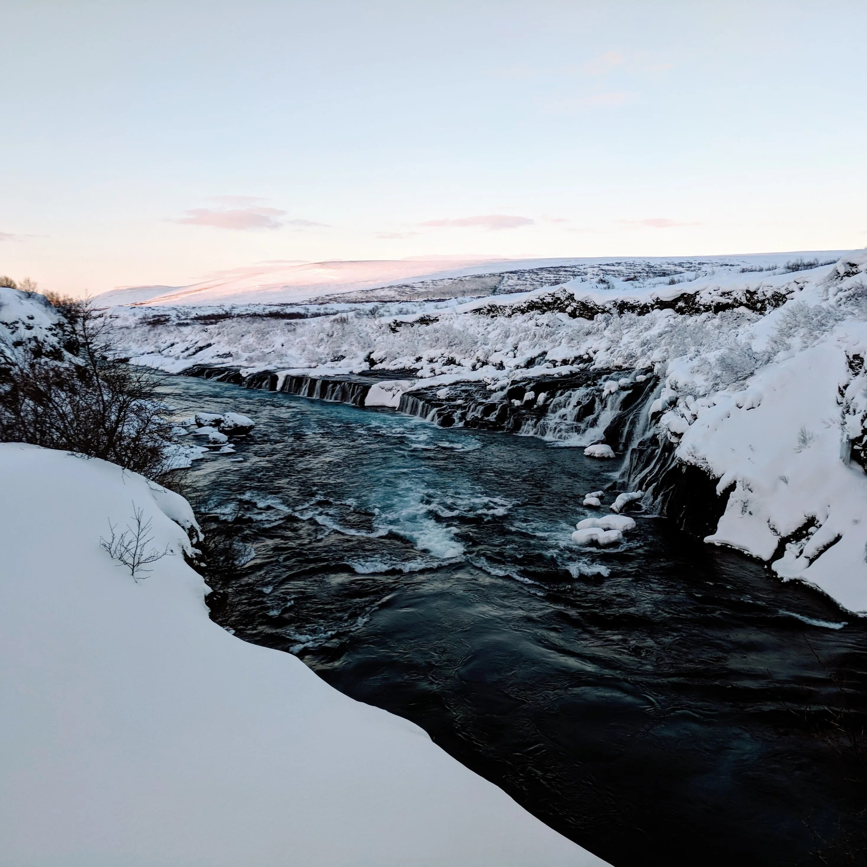 Холодная река. Реки Исландии. Зима река.