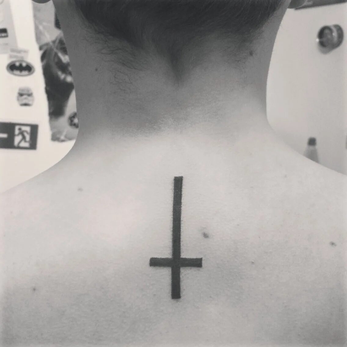 крест на шее. что значат перевернутые кресты. крест петра тату. что значат перевернутые кресты. перевертка тату.