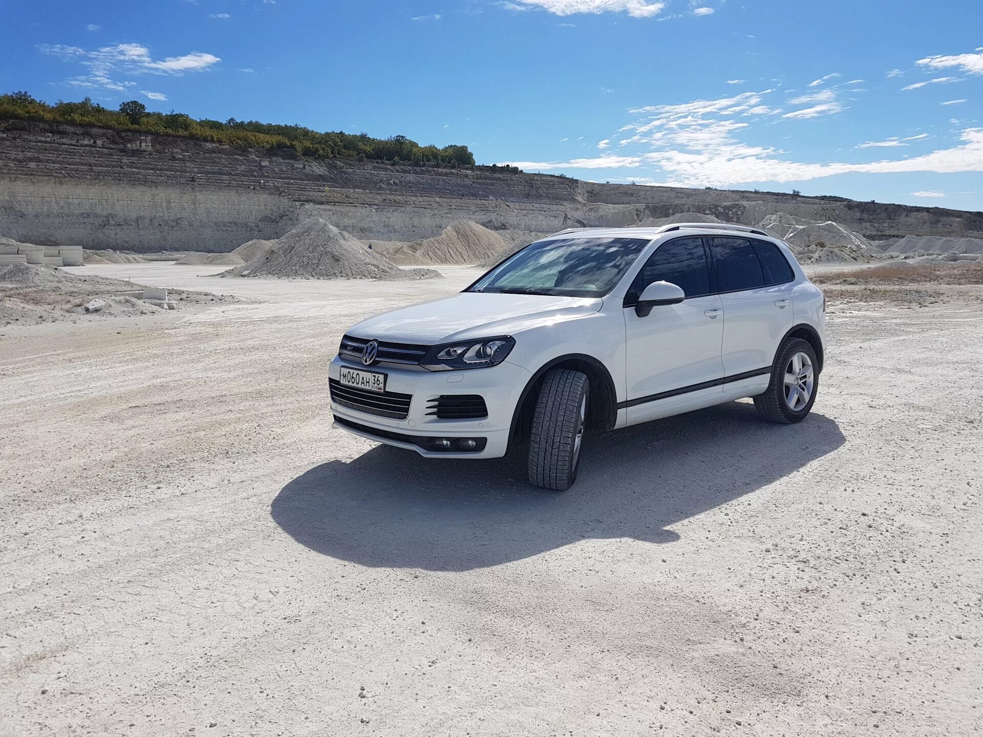 Volkswagen touareg 2012. Фольксваген Туарег 2012. Volkswagen Touareg 2012 r line. Фольксваген Туарег р лайн 2012. Фольксваген Туарег 2 поколения белый.