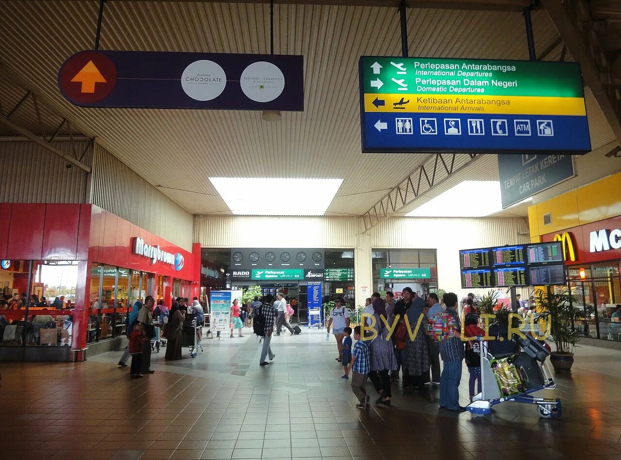 Аэропорт Куала Лумпур arrival Hall. Аэропорт Малайзии. Аэропорт Куала Лумпур информационное табло. Куда приезжает автобус с аэропорта Малайзии в Куала Лумпур.