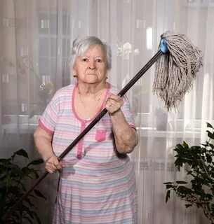 Что она шваброй делает