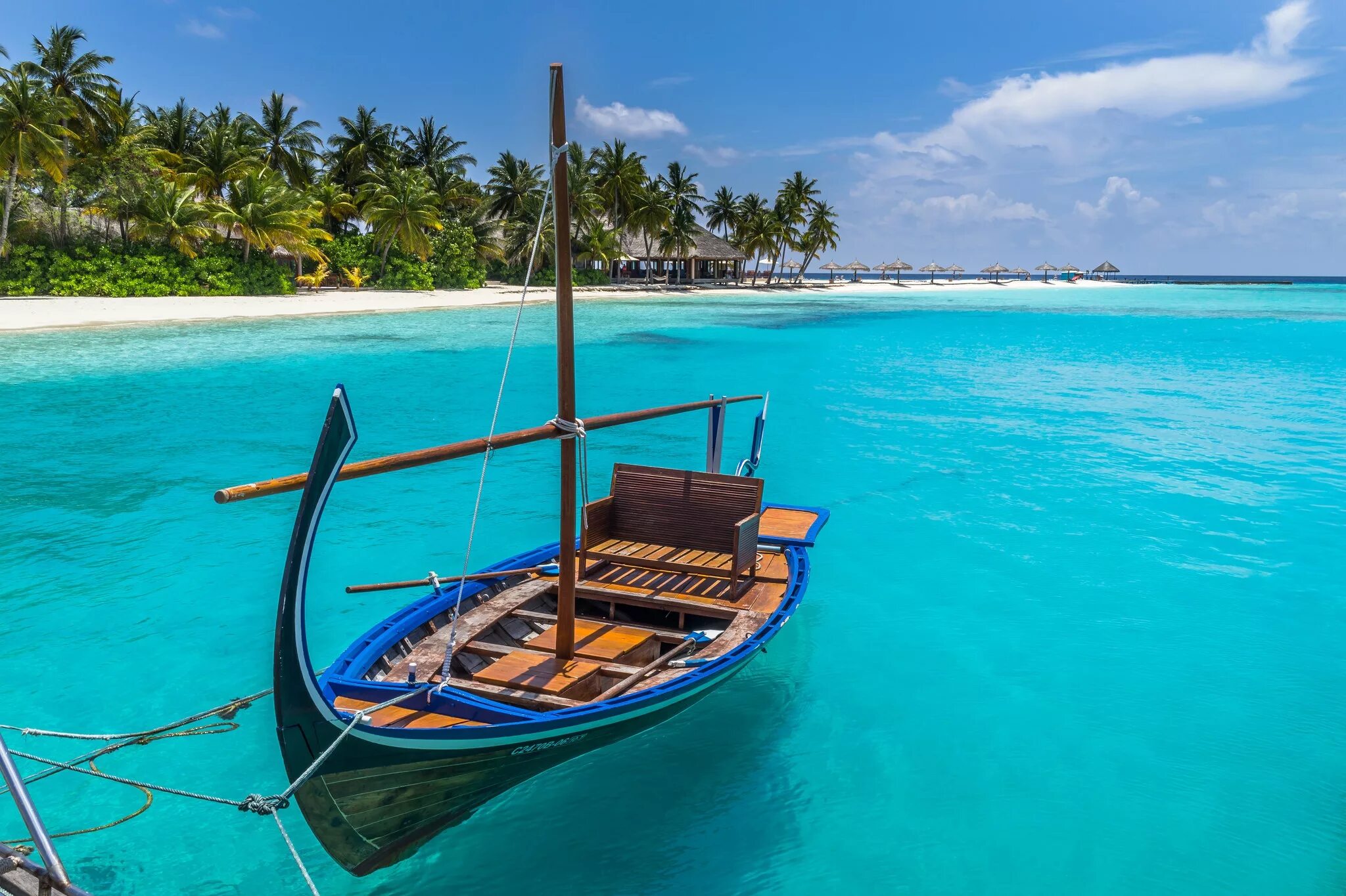 Мальдивы пляж. Море пальмы яхта. Лодка в океане. Лодка в тропиках. Boat island