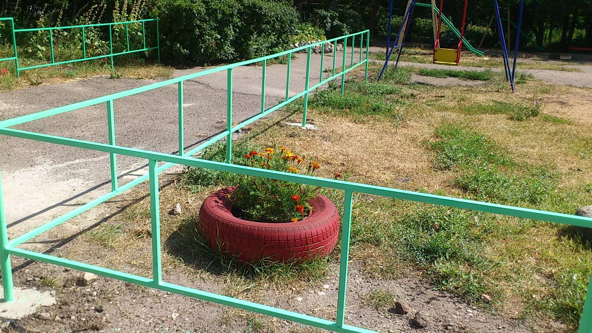 Детскую площадку планируется огородить заборчиком найдите. Ограждение детской площадки сеткой. ограждение детской площадки из сетки. сетка рабица ограждение для детской площадки. оградить детскую площадку сеткой.