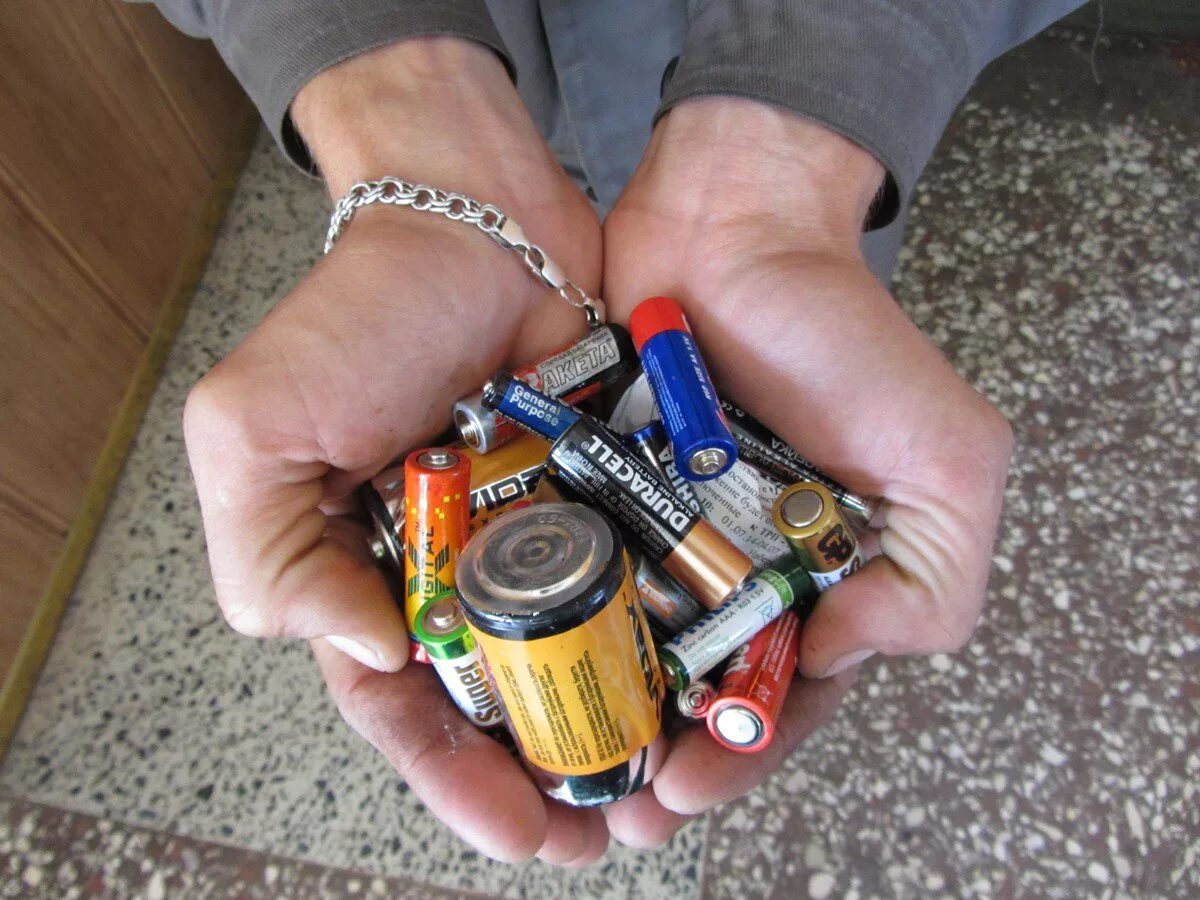 Где используются батарейки. Батарейки маркировка для переработки. Где можно использовать батарейки. Использование батареек. Электроника на батарейках.