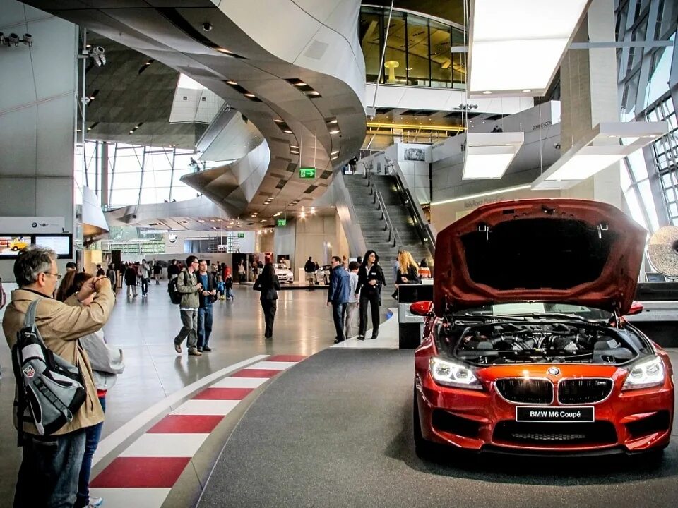 BMW Welt Мюнхен. BMW Museum Munich. Музей БМВ В Германии. Выставочный центр БМВ В Мюнхене.