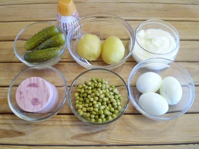Зимний салат оливье. Какие нужны продукты приготовить зимний салат. Индигриенты для оливье. Салат оливье ингредиенты. Зимний салат рецепт классический ингредиенты.