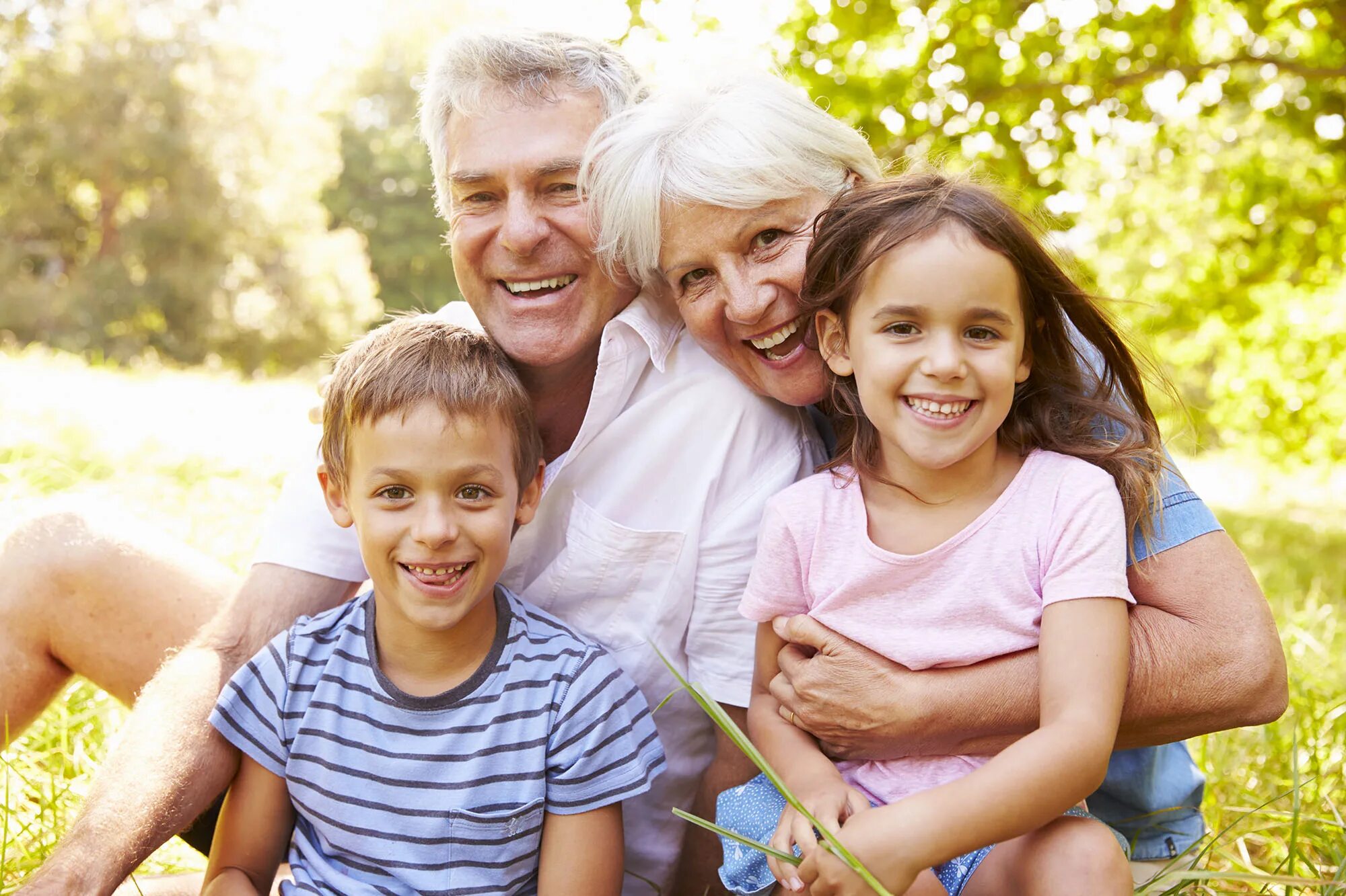 Do your grandparents. Бабушка и дедушка. Бабушка дедушка и внуки. Семья с бабушкой и дедушкой. Дедушка с внуками.