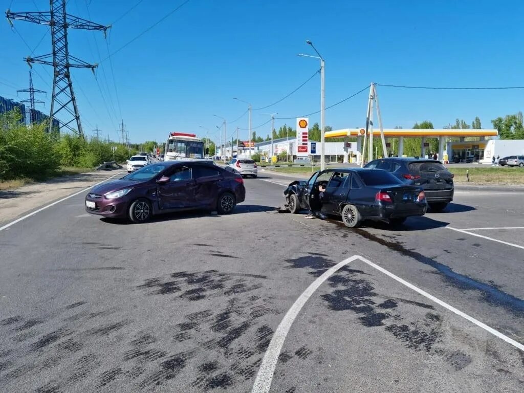 Мк происшествия сегодня. Дорожно-транспортное происшествие. Авария на Машмете Воронеж. ДТП В Барнауле 2016 год Hyundai Solaris.