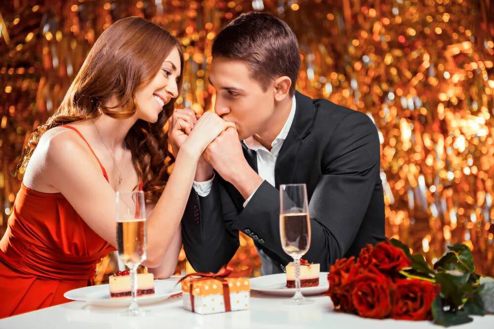 Любовь дарит мужчинам. Романтический ужин. Пара в ресторане. Романтический ужин в кафе. Романтическое свидание.