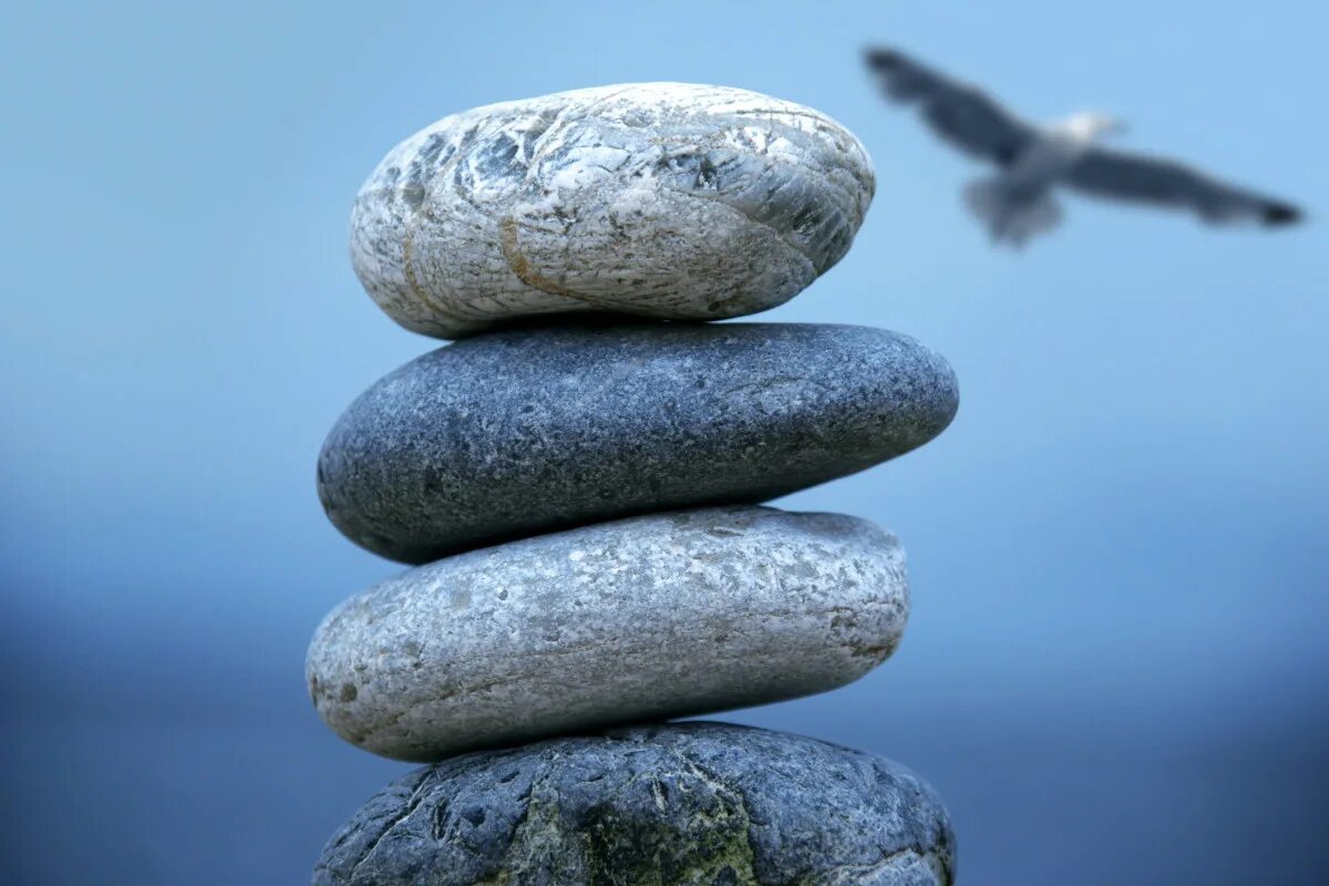 Каменный талисман аметист. Баланс и гармония мем. Ювелирные камни для зодиака. Агат камень для тельца. Пирамида из камней.