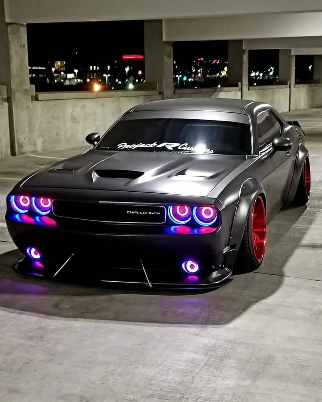 Dodge tuning. Тюнинговые Додж Челленджер. Dodge Challenger тюнингованный. Додж Челленджер тюнингованный. Спортивный Додж Челленджер.