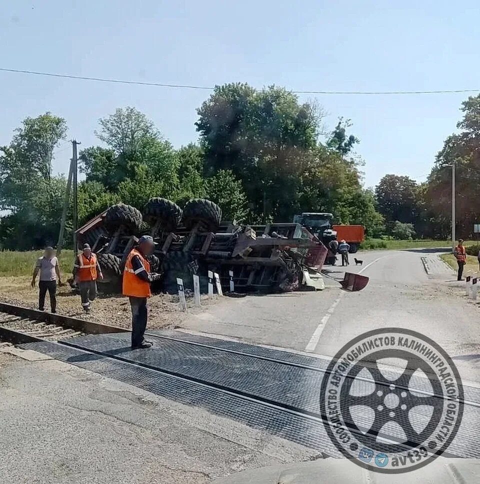 В 6 утра трактор выехал. Поезд на рельсах. ЖД переезд.