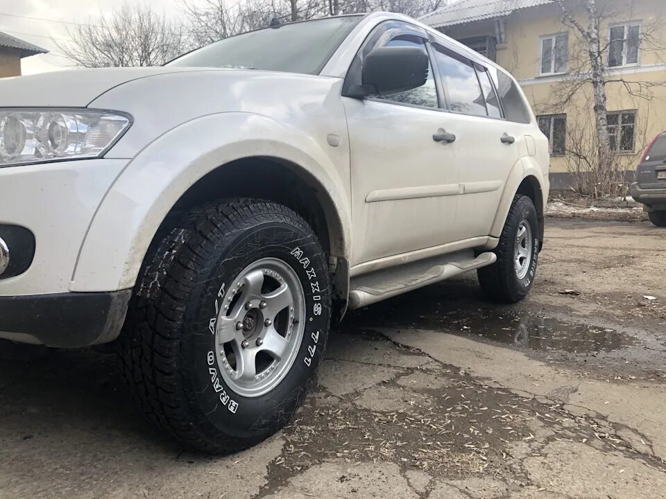 Резина на паджеро купить. Pajero Sport 2. Диски на Паджеро спорт 2. Mitsubishi Pajero Sport 2 32 колеса. Mitsubishi Pajero Sport 2004 32 колеса.