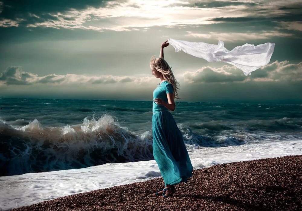 Машут на прощание. Девушка на скале у моря. Девушка море шторм. Ветер на море. Девушка и океан.