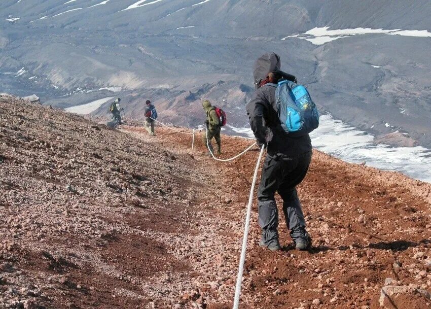 Вилючинский вулкан восхождение. Подняться на вулкан. Подняться на вулкан. Авачинский вулкан камчатка кратер. Вулканы камчатки авачинская сопка.