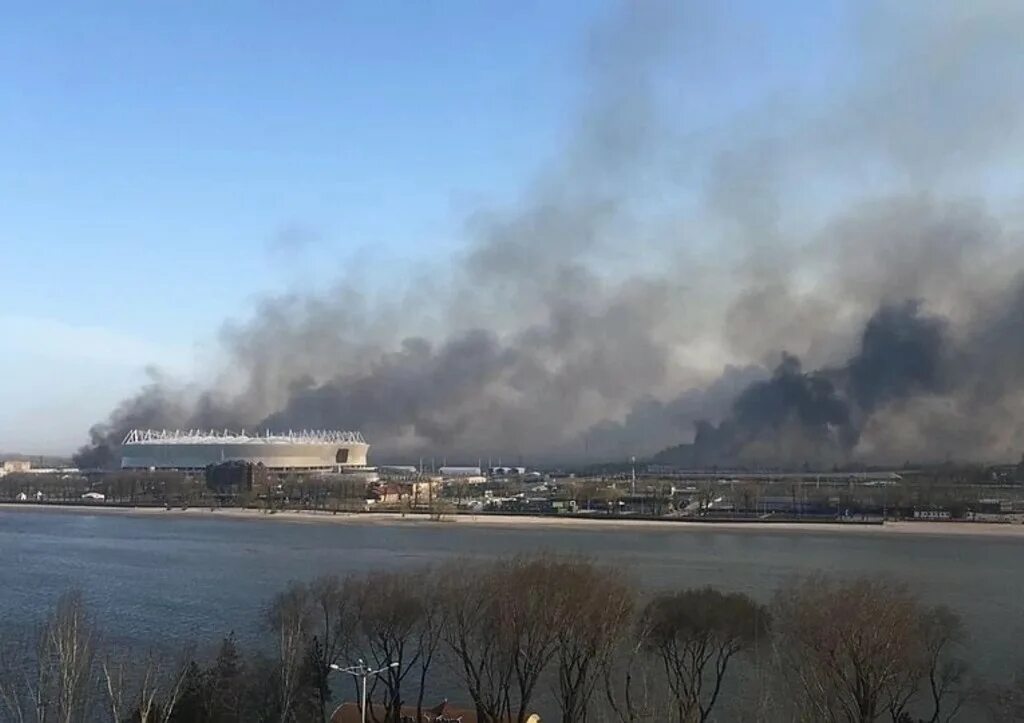 Пожар в омске сейчас на левом берегу. Пожар на левом берегу дона. Пожар в омске на левом берегу. Пожар на левом берегу хабаровск. Пожар в омске 2021.
