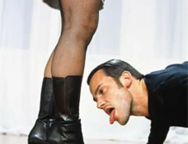 Парень на каблуках. Парень на каблуках. Мужчина под каблуком. Под каблуком у женщины. Каблук мужик.