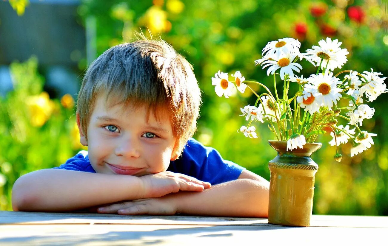 Плоды жизни дети. Дети с цветами. Цветы для детей. Мальчик с цветами. Мальчик с ромашкой.