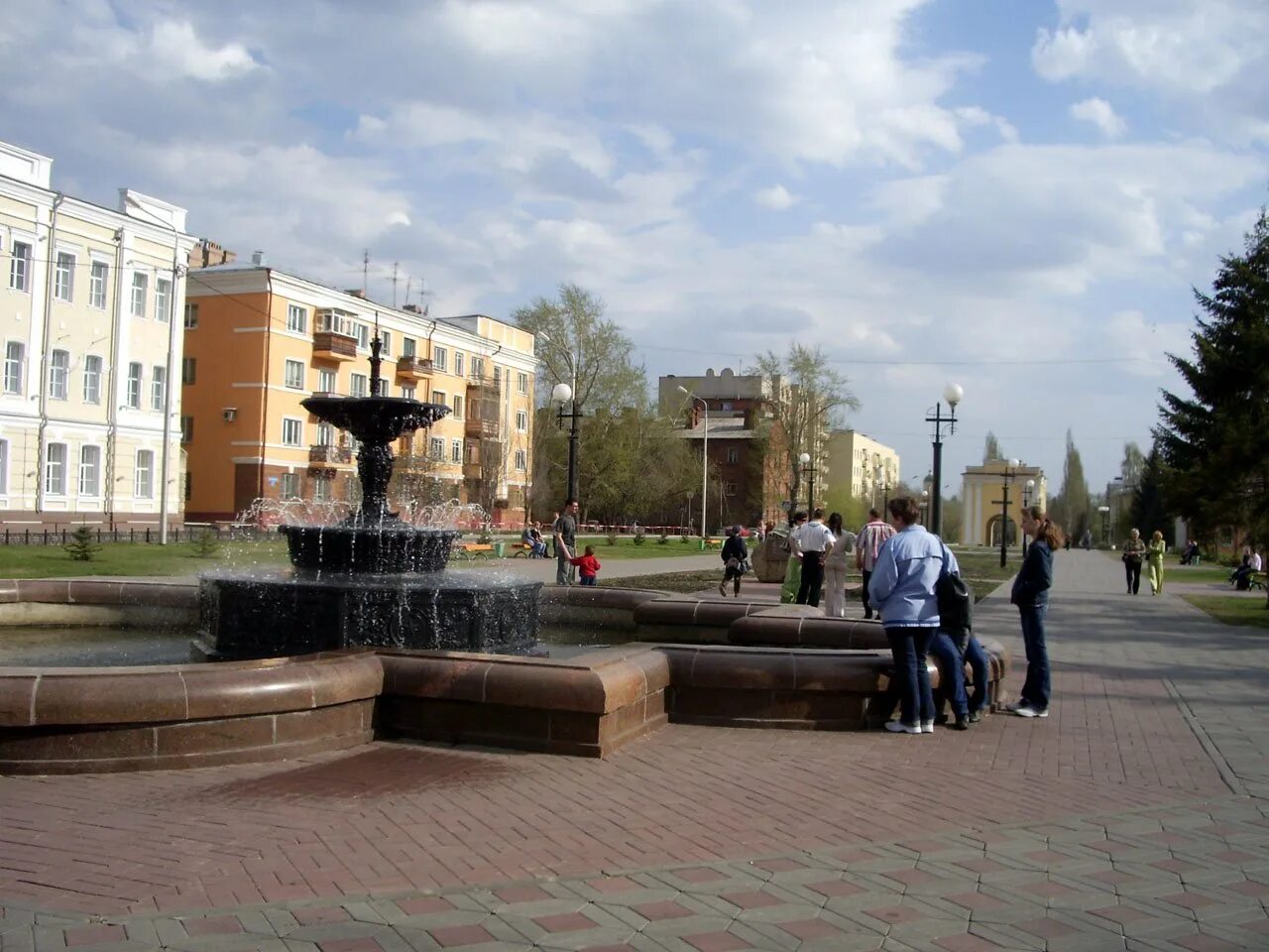 Улица Тарская Омск. Фонтан на улице Тарская Омск. Омск центр улица Тарская. Тарская 2 Омск.