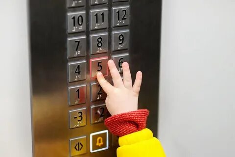 Девочка в лифте а мама