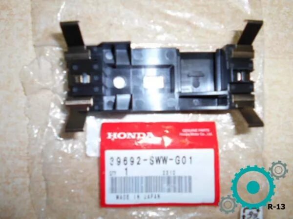 Парктроники хонда срв 3. Кронштейн парктроника Honda 39694-SWW-e01. Кронштейн крепления датчика задний Центральный Honda CR-V 2011 Рестайлинг. Кронштейн парктроника Хонда СРВ 3. Датчик парктроника Хонда СРВ.